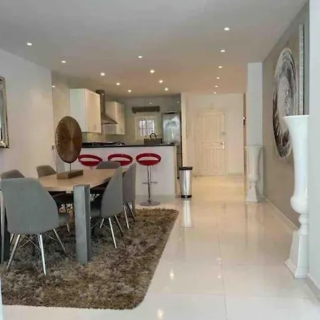 Luxury Groundfloor Apartment *